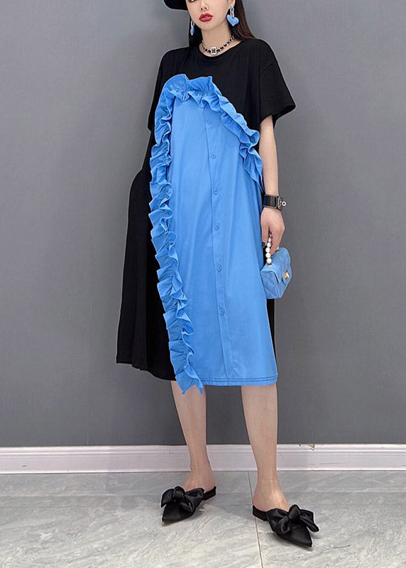 Elegantes blaues Patchwork-Knopfkleid mit kurzen Ärmeln und Rüschen und O-Ausschnitt