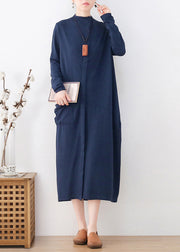 Elegantes blaues Rollkragen-Knopftaschen-Baumwollstrickkleid mit langen Ärmeln