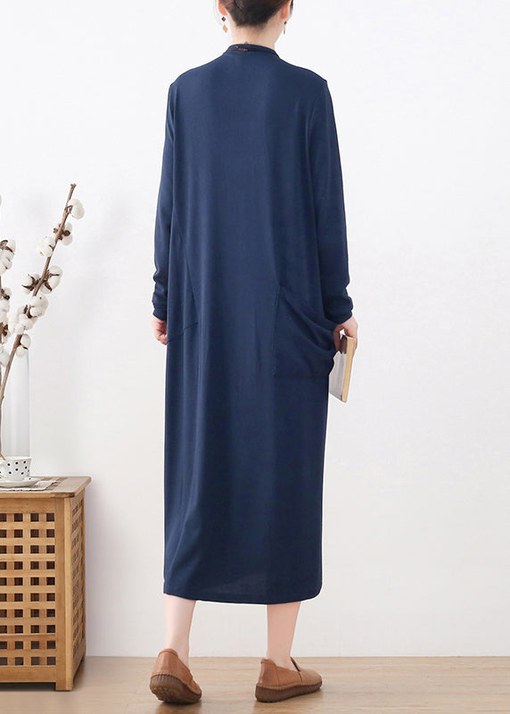Elegantes blaues Rollkragen-Knopftaschen-Baumwollstrickkleid mit langen Ärmeln