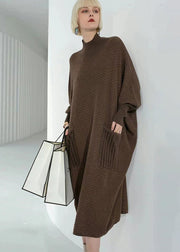 Elegantes Kaffee-Rollkragen-Patchwork-Taschen-Wollpullover-Kleid mit langen Ärmeln