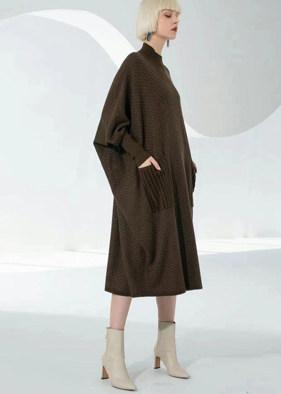 Elegantes Kaffee-Rollkragen-Patchwork-Taschen-Wollpullover-Kleid mit langen Ärmeln