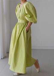Elegantes grünes O-Neck Knopftaschen zerknittertes langes Kleid aus Baumwolle mit Puffärmeln
