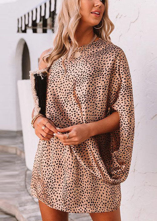 Elegantes One-Shoulder-Design mit Leopardenmuster, mittleres Kleid mit Fledermausärmeln