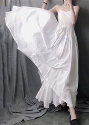 Elegantes, weißes, asymmetrisches, geschichtetes, faltiges Spaghettiträger-langes Kleid ohne Ärmel