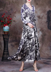 Elegantes, weißes, asymmetrisches Design mit V-Ausschnitt und Batik-Seidenkleid mit langen Ärmeln