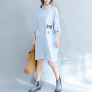 Elegantes knielanges Kleid aus blau gestreifter Baumwolle Locker sitzendes Reisekleid Feines Patchwork-Katzendruck-Hemdkleid