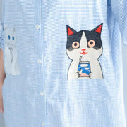 Elegantes knielanges Kleid aus blau gestreifter Baumwolle Locker sitzendes Reisekleid Feines Patchwork-Katzendruck-Hemdkleid