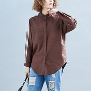 Elegante schokoladenfarbene Leinenkleidung für Frauen Bio-Ausschnitt Langarm Box Patchwork gestreiftes Top