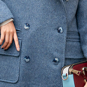Eleganter graublauer Wollmantel plus Größe gekerbter modischer Taschen zweireihiger Wollmantel