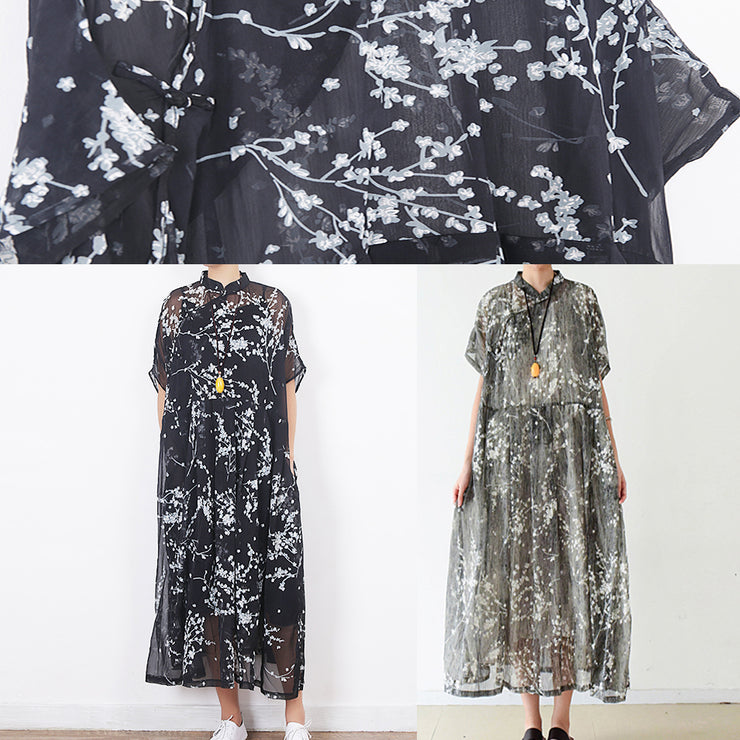 Elegantes graues langes Seidenhemd aus feiner Baumwolle mit chinesischen Knöpfen. Reisendes Sommerkleid
