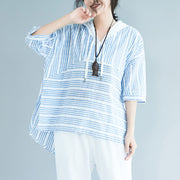 Elegante hellblau gestreifte Kranich-Oberteile aus Baumwolle Boho-Kleiderschränke mit Kapuze, Baggy-Low-High-Design-Blusen