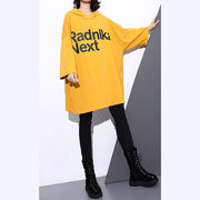Elegantes gelbes T-Shirt aus natürlicher Baumwolle. Trendiges Plus-Size-Kapuzen-Reisekleidung