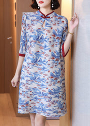 Modisches blaues Stehkragen-Print, zerknittertes, mittleres Kleid mit halben Ärmeln