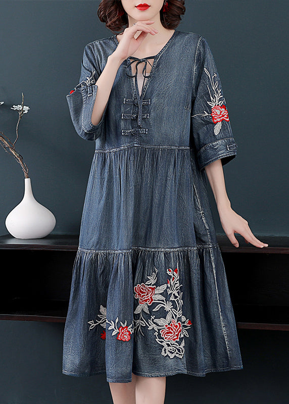 Modisches, blaues, besticktes Baumwoll-Feiertags-Denimkleid mit halben Ärmeln und V-Ausschnitt