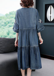 Modisches, blaues, besticktes Baumwoll-Feiertags-Denimkleid mit halben Ärmeln und V-Ausschnitt