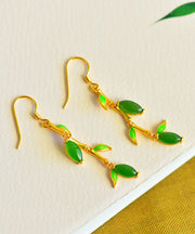 Arbeiten Sie grünes Silber-Gold überzogene eingelegte Jade-Tropfen-Ohrringe um