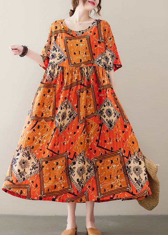 Modisches, orangefarbenes, zerknittertes Kleid mit extra großem Saum aus Baumwolle mit kurzen Ärmeln