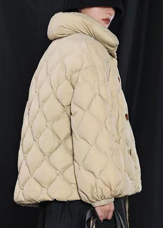 Feiner, khakifarbener, lockerer Winter-Puffermantel mit Stehkragen und Taschen aus Entendaunen