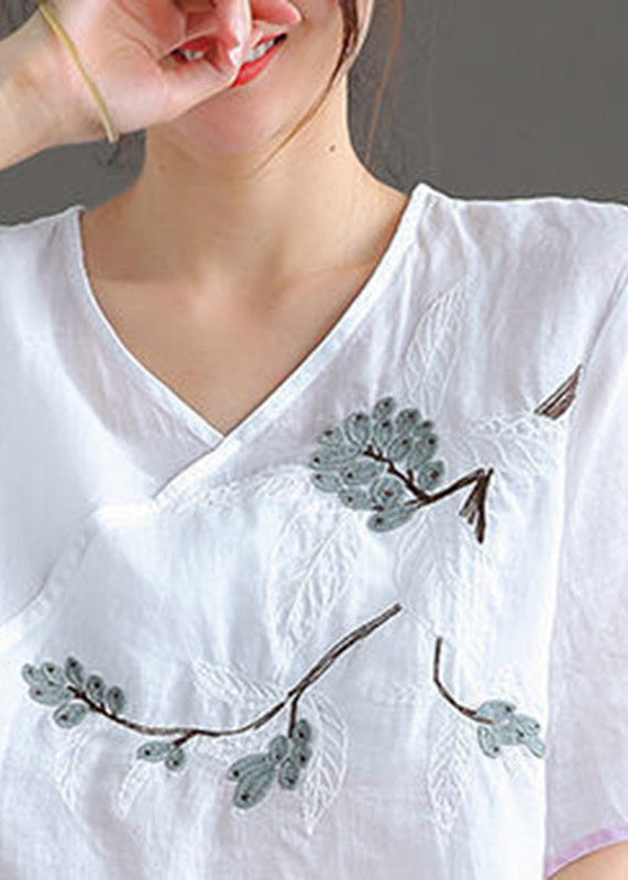 Feines, weißes Leinenoberteil mit V-Ausschnitt und besticktem Blumenmuster und kurzen Ärmeln
