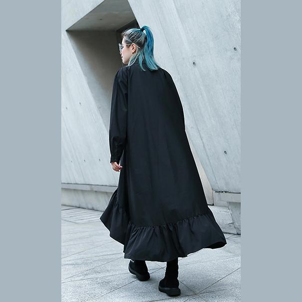 Feines schwarzes Herbst-Hemdkleid, trendiges Plus-Size-Kleid mit Umlegekragen. Feines asymmetrisches Design mit großem Saum