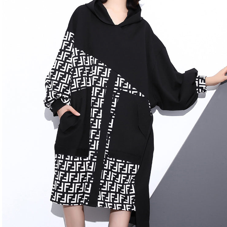 Feines schwarzes Kleid plus Größe Kapuzen-Patchwork-Langmantel Neue asymmetrische Designkleider mit langen Ärmeltaschen