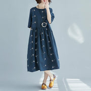 Feines blaues Kleid aus reinem Baumwollleinen in Übergröße. Neue Baggy-Kleider mit O-Ausschnitt und großem Saum und halben Ärmeln