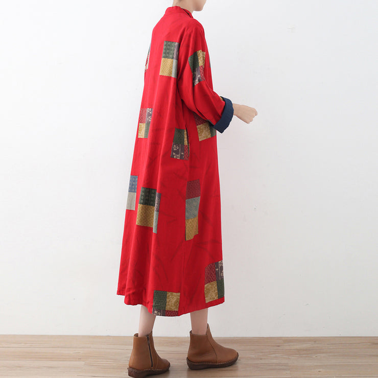 Feiner roter Leinenmantel übergroßer Patchwork-Strickjacke aus langer Baumwolle. Reisekleidung mit feinen chinesischen Knöpfen