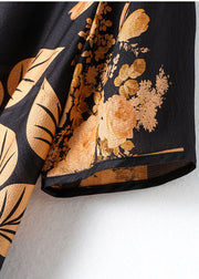 Eng anliegendes, schwarzes Seidenkleid mit O-Ausschnitt und Blumendruck, seitlich offen, mit kurzen Ärmeln