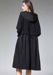 Tailliertes schwarzes Taschen-Langarm-Herbstkleid