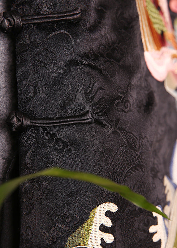 Taillierte schwarze Weste mit Stehkragen und bestickten Blumenknöpfen Herbst
