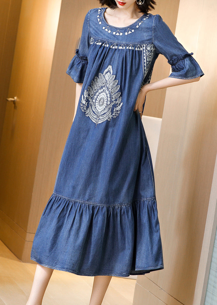 Tailliertes, blaues, zerknittertes, besticktes Jeanskleid aus Baumwolle mit O-Ausschnitt und kurzen Ärmeln