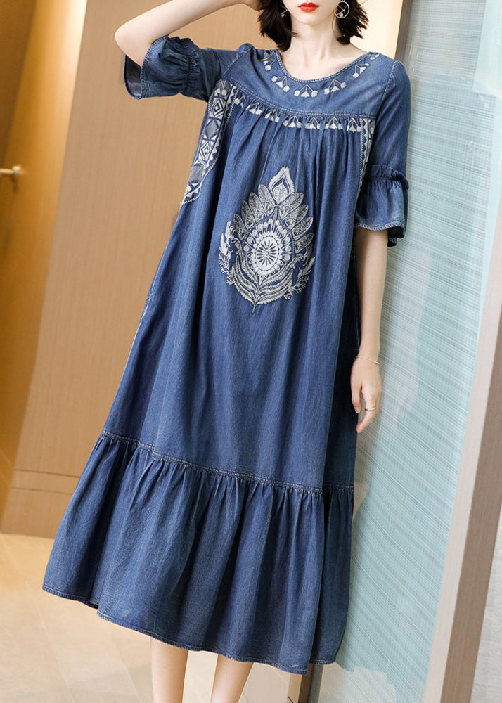 Tailliertes, blaues, zerknittertes, besticktes Jeanskleid aus Baumwolle mit O-Ausschnitt und kurzen Ärmeln