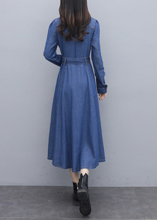 Tailliertes blaues quadratisches Kragenknopf Schärpentasche Baumwolle Jeanskleid mit langen Ärmeln