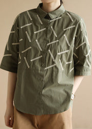 Tailliertes, grünes, besticktes Peter-Pan-Kragen-Baumwollhemd mit halben Ärmeln