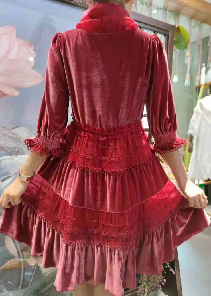 Tailliertes, rotes, gerafftes Patchwork-Velours-Partykleid im Frühling