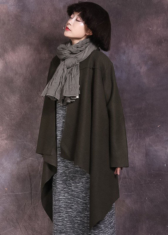 Taillierter, asymmetrischer, fester Mantel in Teegrün