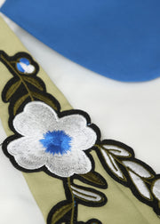 Tailliertes, weißes Bubikragen-Hemd mit langen Ärmeln aus besticktem Satin mit Blumenknöpfen