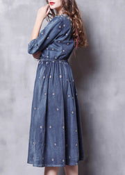 French Blue, elastische Taille, V-Ausschnitt, bestickte Baumwollkleider, halbe Ärmel