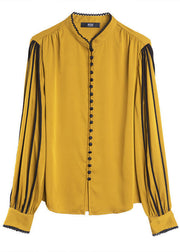 Französisches gelbes Stehkragen-Knopf-drapierendes Seiden-Hemdoberteil mit langen Ärmeln