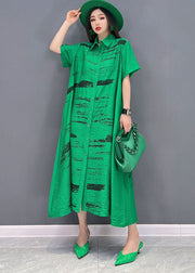 Grünes, bedrucktes, lockeres Hemdkleid aus Baumwolle mit Peter-Pan-Kragen und kurzen Ärmeln