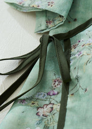 Grünes, bedrucktes, mittellanges Leinenkleid mit Stehkragen und Krawatte in der Taille, halbe Ärmel