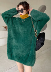 Grünes gemütliches Nerzhaar-Strickpullover-Kleid mit V-Ausschnitt Winter