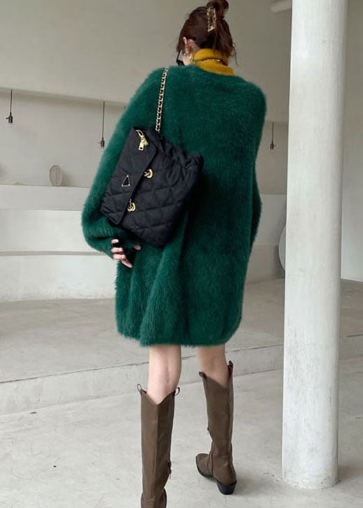 Grünes gemütliches Nerzhaar-Strickpullover-Kleid mit V-Ausschnitt Winter