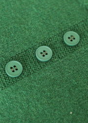 Grüne dicke Strickpullover mit langen Ärmeln und Knopfdruck