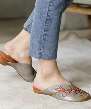 Graue, handgefertigte, bestickte, weiche Slide-Sandalen aus Rindsleder
