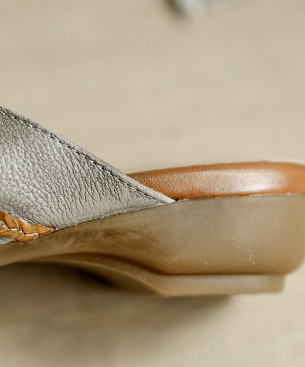 Graue, handgefertigte, bestickte, weiche Slide-Sandalen aus Rindsleder