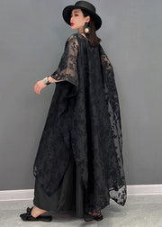 Handgefertigtes schwarzes V-Ausschnitt besticktes asymmetrisches Design Seiden-Tüll langes Kleid Fledermausärmel