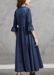Handgefertigtes langes Kleid aus Baumwolle mit V-Ausschnitt und gekräuselten Rüschen und halben Ärmeln