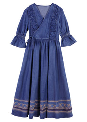 Handgefertigtes langes Kleid aus Baumwolle mit V-Ausschnitt und gekräuselten Rüschen und halben Ärmeln