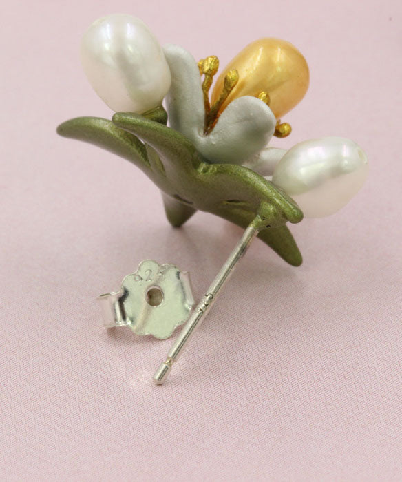Handgemachte weiße Blumen-Metallperlen-Ohrstecker